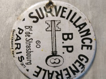 Petite plaque émaillée clef- surveillance générale B.P 60 bd de starsbourg PARIS email Laborde sécurité