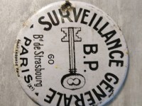 Petite plaque émaillée clef- surveillance générale B.P 60 bd de starsbourg PARIS email Laborde sécurité