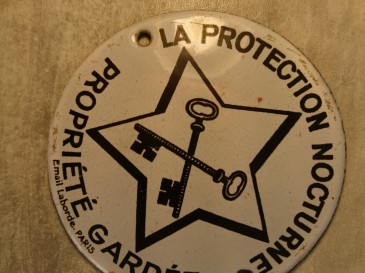 Plaque émaillée - la protection nocturne - clefs sécurité. email laborde paris.