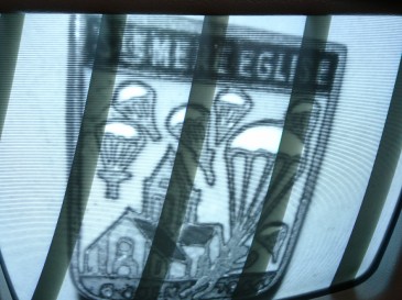 Pin's broche militaire Sainte église blason parachutistes 6 juin 1944