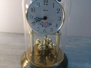 Pendule horloge cloche en verre hermlé.