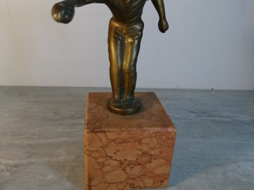 Trophée statue joueur de pétanque boules