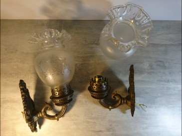 Paire d'appliques façon lampe à pétrole avec leurs verreries