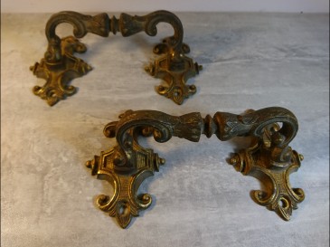 lot de 2 grosses poignées de coffre ou piano en laiton / bronze? massif ancien