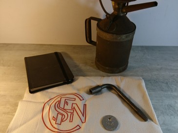 LOT SNCF carré couchette bidon huile carnet et torchon, jeton présence.
