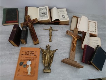 Lot bibles, missels, nouveau testament christs et objets de dévotion.