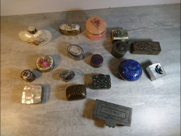 Lot de piluliers petites boites ( cloisonné email coquillage étain )