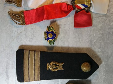 Petit lot de médailles & épaulette légion étrangère bouton fby bf