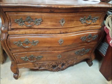Commode style bordelaise galbée