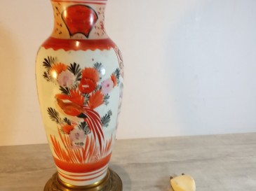 Lampe à pétrole chinoise ancienne montée à l'électricité. Asie