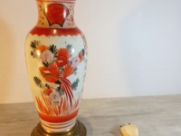 Lampe à pétrole chinoise ancienne montée à l'électricité. Asie