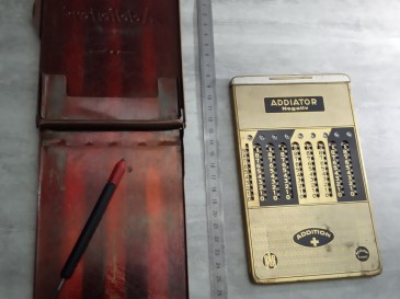 Machine à calculer mécanique ancienne addiator.