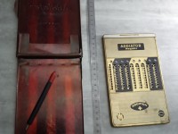 Machine à calculer mécanique ancienne addiator.