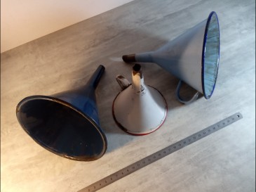 Lot de 3 entonnoirs émaillés avec anse en métal  email bleu blanc