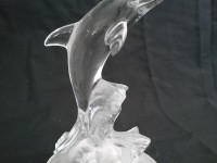Cristal d'arques figurine de dauphin sur son socle.