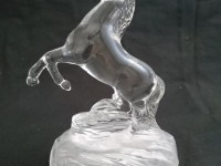 Cristal d'arques figurine de cheval sur son socle.