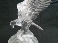 Cristal d'arques figurine d'aigle sur son socle.