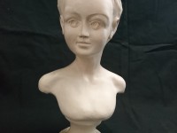 Buste de jeune femme en plâtre