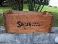 Photo 1 — Caisse en bois SINGER