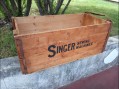 Photo 2 — Caisse en bois SINGER
