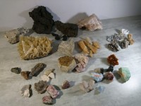 Lot roches et minéraux - cristaux pyrite lave volcanique grenats