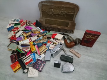 lot objets du fumeur allumettes briquets pipes boite métallique velvet