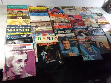 Lot disque vinyls principalement français. 50 45 tours