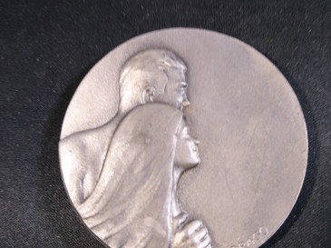 Médaille " couple tourné vers l'avenir " signée drago