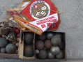 Photo 2 — Lot boules pétanque cochonets buis fanions.