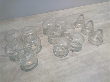 Lot de ventouses médicales anciennes en verre moulé 