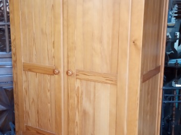 Armoire coté penderie pin.