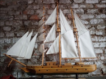 Maquette bateau bois décorative.