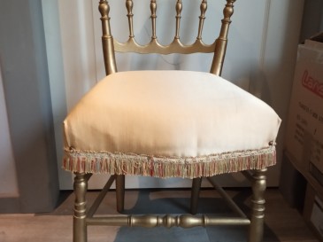 Chaise bois doré.