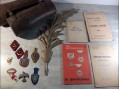 Photo 1 — Petit lot militaria guêtres médailles livrets engins blindés légion d'honneur 