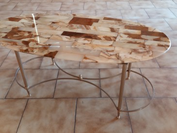 Table basse dessus marbre.