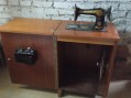 Photo 1 — Machine à coudre ancienne Singer.