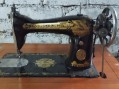 Photo 2 — Machine à coudre ancienne Singer.