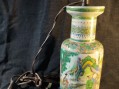 Photo 1 — Vase asiatique en porcelaine de Canton monté en lampe ( accidenté )