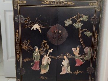 Petit meuble style asiatique.