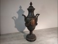 Photo 1 — Vase clos sur son socle en marbre