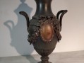 Photo 2 — Vase clos sur son socle en marbre
