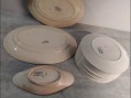 Photo 4 — Lot de 12 assiettes et 3 plats du service Groseilles Faïence de Sarreguemines 