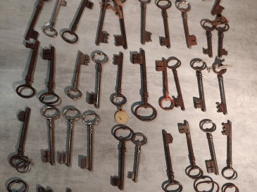 Lot de clefs anciennes ( 50 pièces )