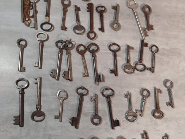 Lot de clefs anciennes ( 50 pièces )