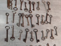 Lot de clefs anciennes ( 50 pièces )