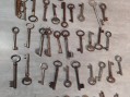 Photo 1 — Lot de clefs anciennes ( 50 pièces )