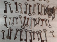 Lot de clefs diverses anciennes ( plus 50 pièces )