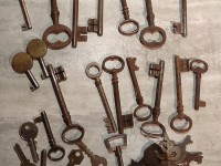 Lot de clefs plates pour cadenas et diverses clefs anciennes.