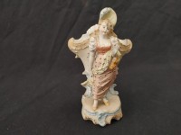 Petit personnage en biscuit polychrome formant vase