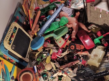 Lot de jouets années 60 livres enfants voitures et figurines